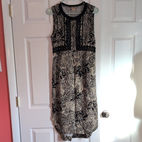 HOLDING HORSES Dresses & Skirts - HOLDING HORSES Black and Cream Sleeveless Floral High Low Hem Midi Dress